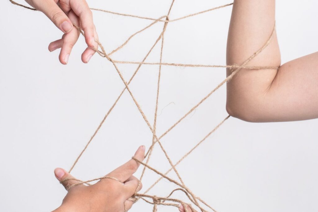 Lines toxiques noués entre deux personnes