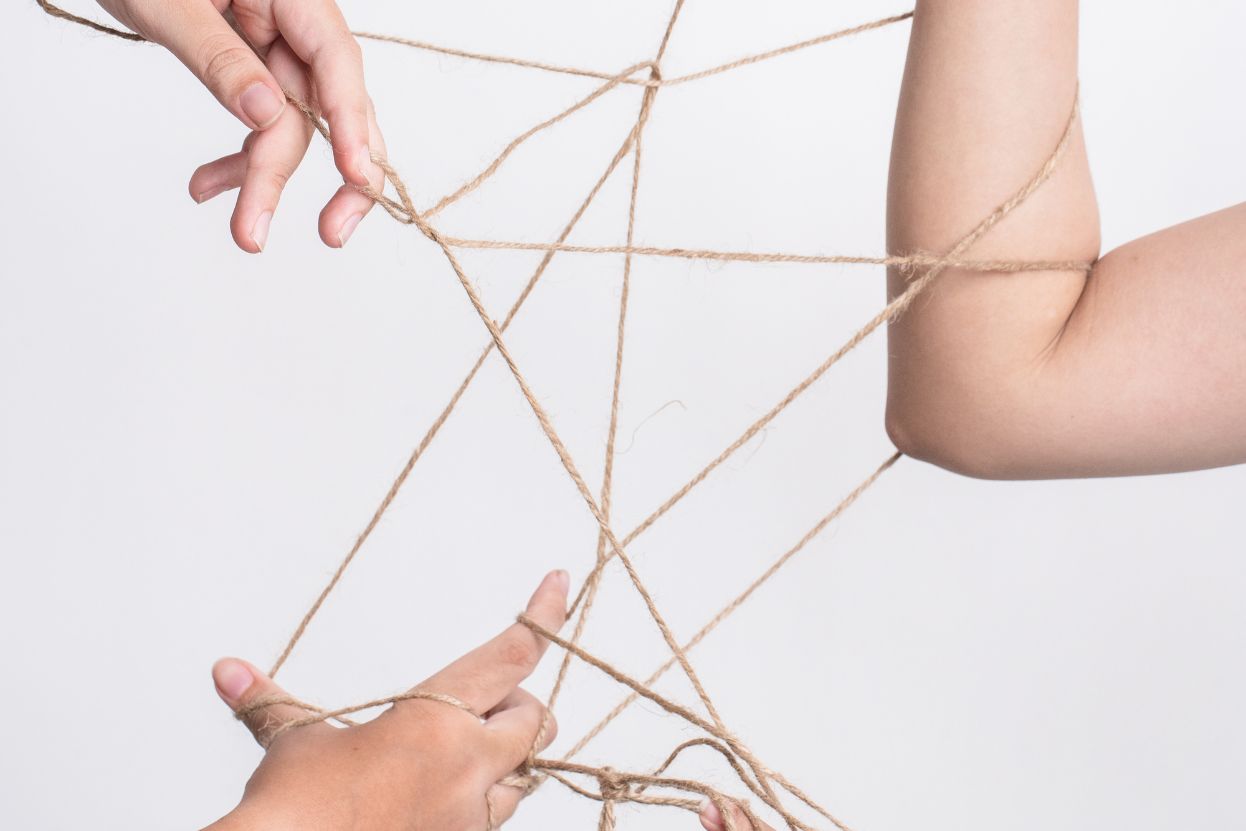 liens toxiques Apaiser ses angoisses, femme assise et respire